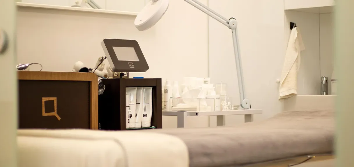 Massage bed and Q Skin Perfect device in the background