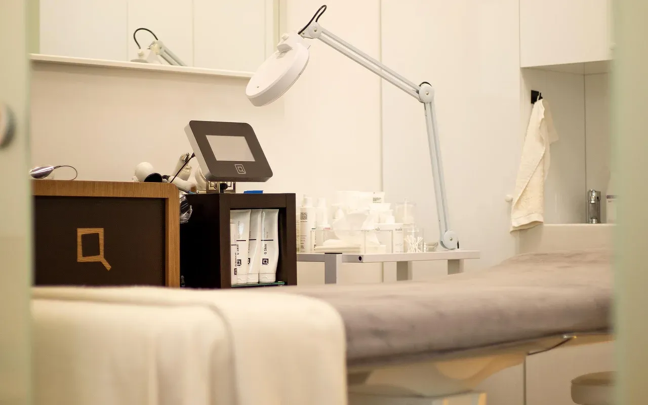 Massage bed and Q Skin Perfect device in the background