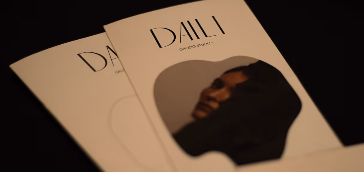 Studijos „Daili“ brošiūros ant staliuko